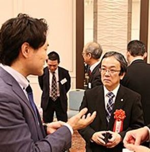上田輝之代表取締役社長と佐藤洋輔先生